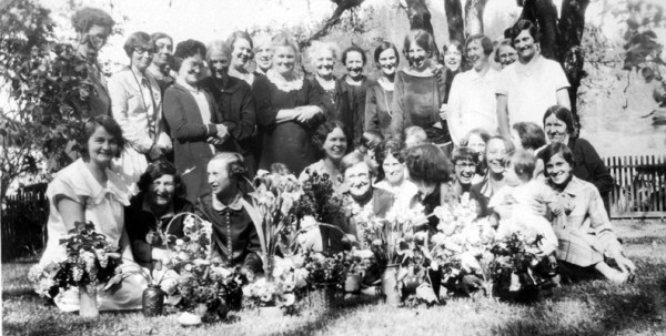 1929 group photo of Garden Club members in Illinois Valley, Cave Junction, Oregon
